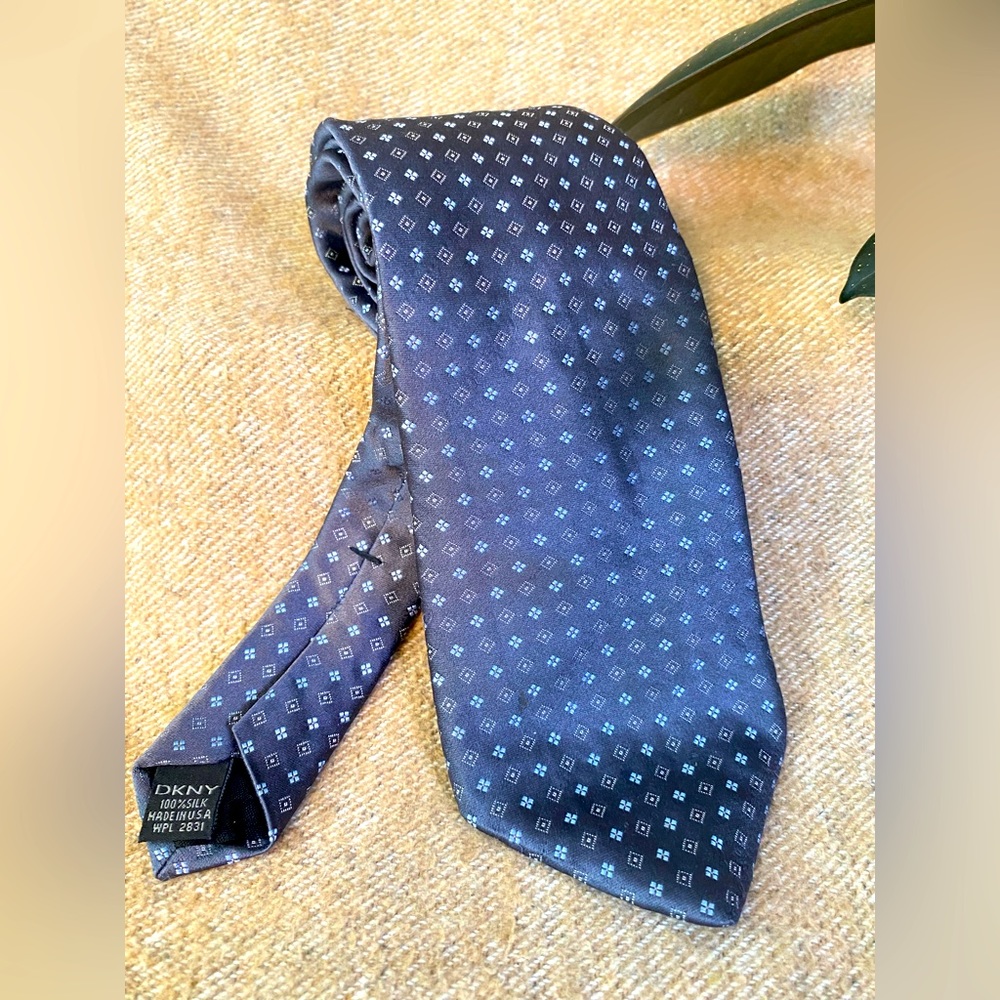 (Silk👔 6 for $30) DKNY Shadowy Shine Grey and Blue Tie